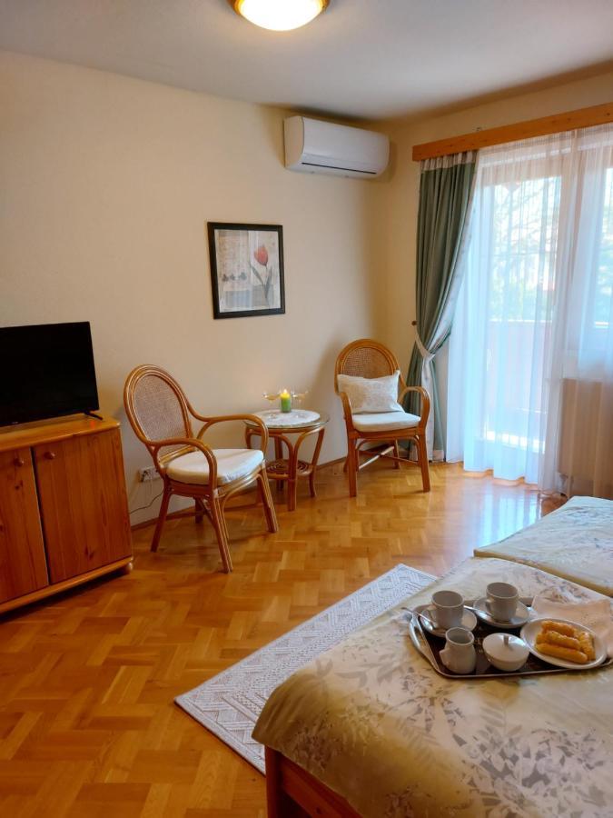Toelgyes Apartment ไฮจ์ดุสโซบอสโล ภายนอก รูปภาพ